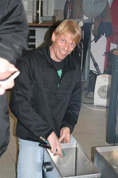 John montiert das Schliesssystem.JPG
