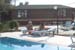 Kurier Kaj am Pool nach dem Job