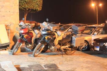 Töffs im Nachtlager in Suez